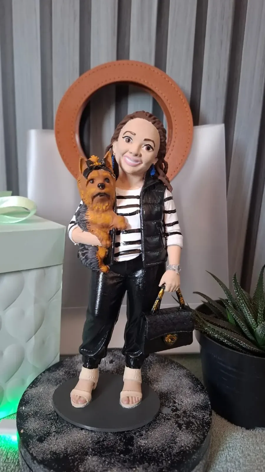 Boneca 3D personalizada de tutora segurando seu cachorro