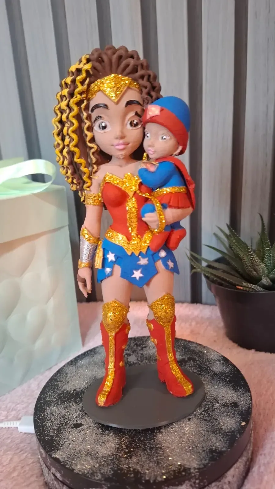 Boneca 3D personalizada de mãe e filho em tema de super-heróis